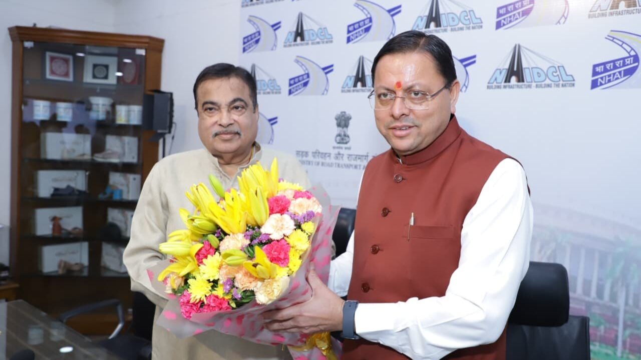 मुख्यमंत्री पुष्कर सिंह धामी और केंद्रीय मंत्री नितिन गडकरी की बैठक, उत्तराखंड की सड़क परियोजनाओं पर मंथन