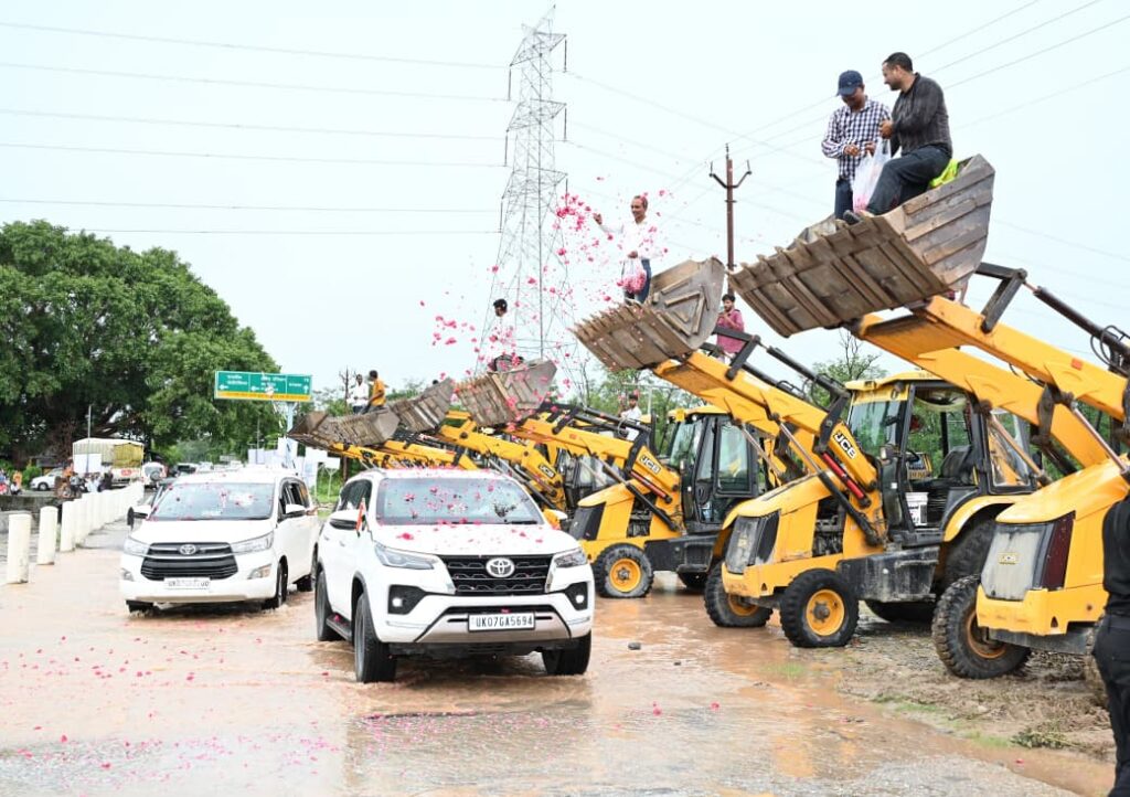 टनकपुर में शारदा नदी के बाढ़ सुरक्षा कार्यों का निरीक्षण, बुलडोजर पर चढ़कर लोगों ने सीएम धामी पर बरसाए फूल