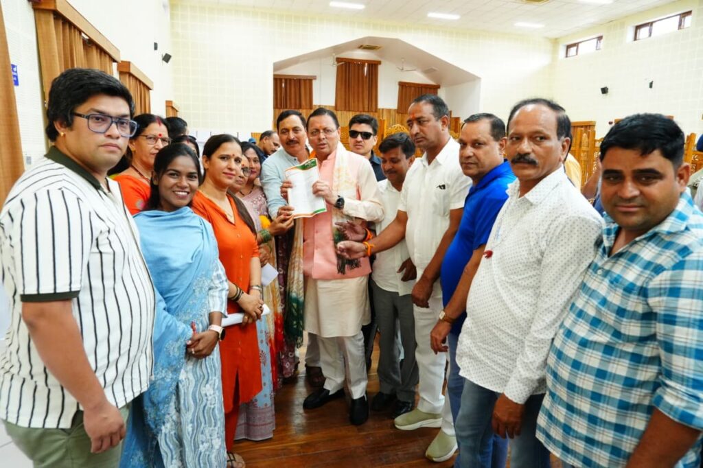 मुख्यमंत्री धामी ने सुनी जनसमस्याएं, अधिकारियों को दिए समयबद्ध समाधान के निर्देश