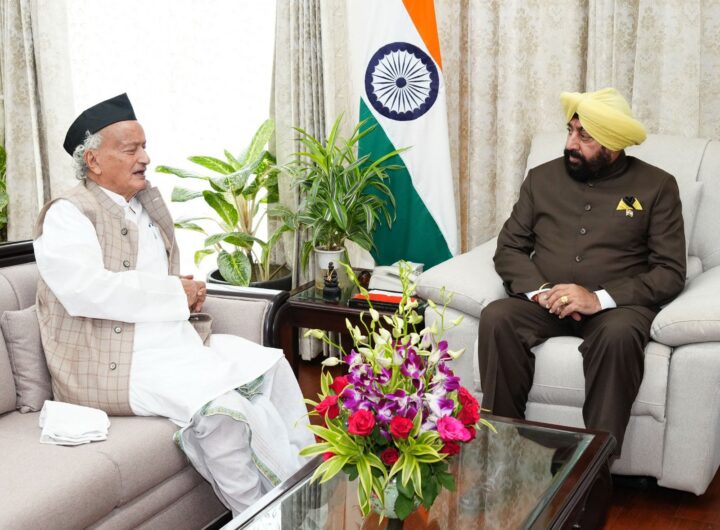 राज्यपाल गुरमीत सिंह ने पूर्व मुख्यमंत्री भगत सिंह कोश्यारी से की शिष्टाचार भेंट, उत्तराखंड के विकास पर हुई चर्चा