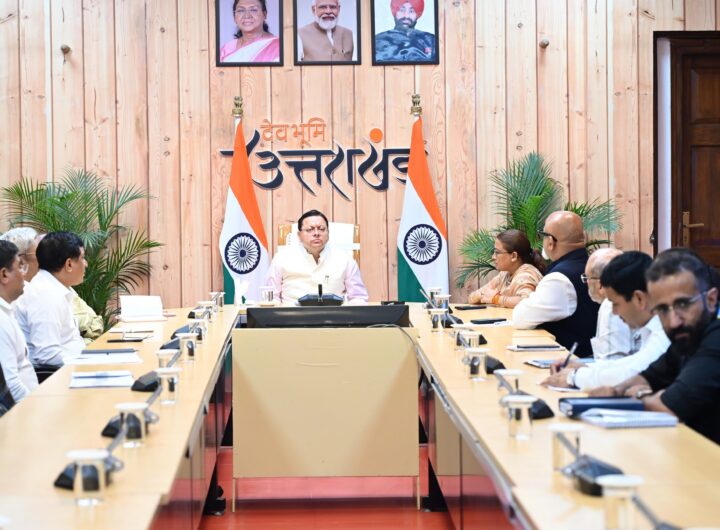 गौलापार स्थित उत्तराखंड क्रीड़ा विश्वविद्यालय के निर्माण कार्यों की समीक्षा करते मुख्यमंत्री पुष्कर सिंह धामी।